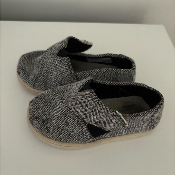 Toms Gray Sneakers with Sparkly Finish and Slip-On Design - Picture 4 of 5